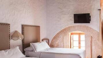 Familie driepersoonskamer | Een minibar, een bureau, beddengoed