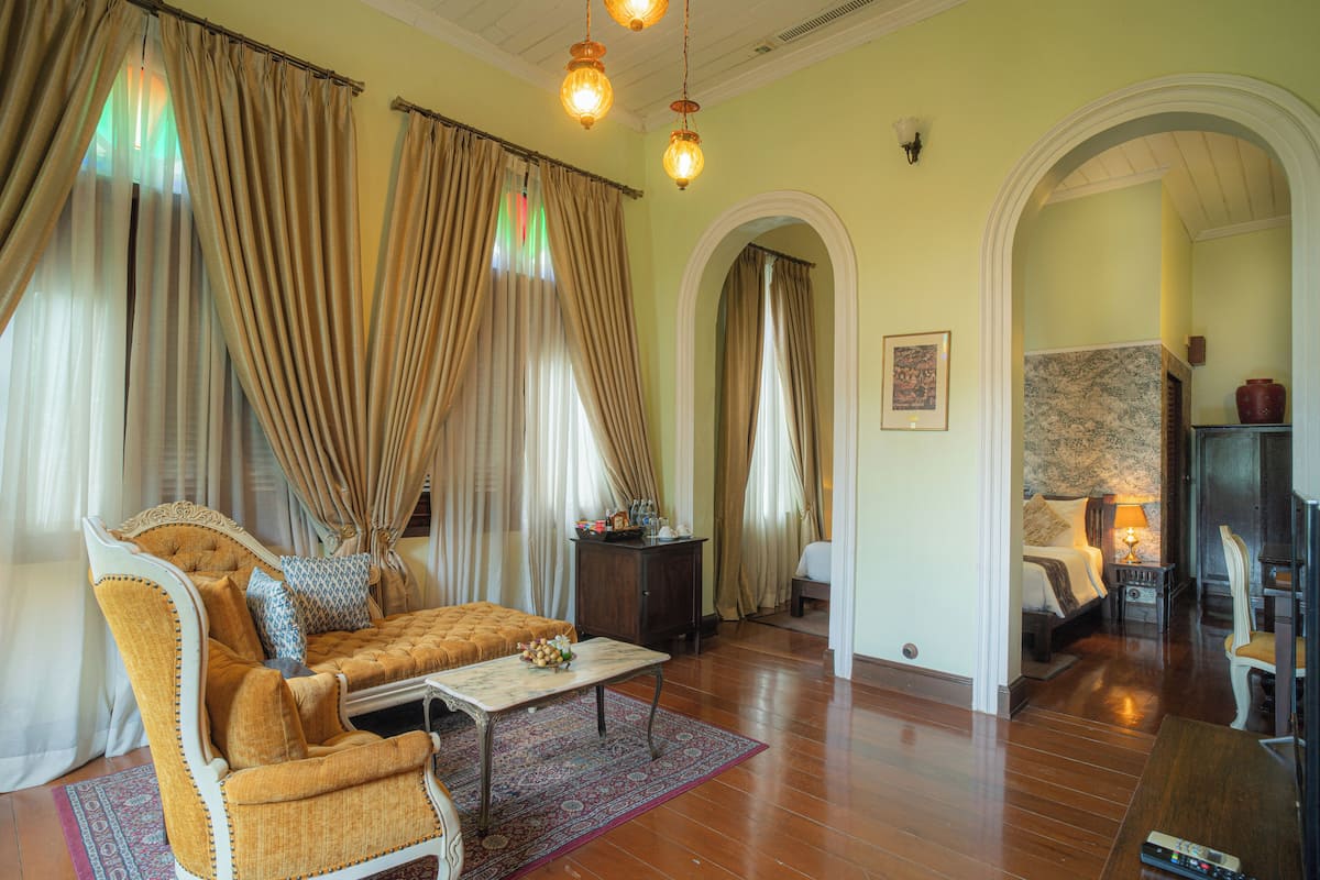 Suite de lujo, vista al río (Chao Praya) | Minibar, caja de seguridad en la habitación y decoración personalizada