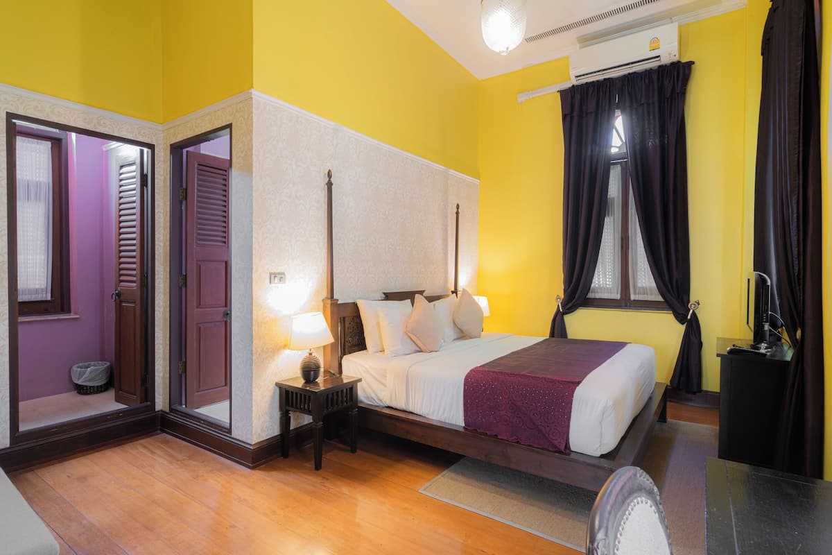 Suite junior, 1 cama King size | Baño | Regadera tipo lluvia y amenidades de baño de diseñador