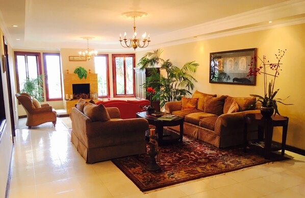 Lobby lounge