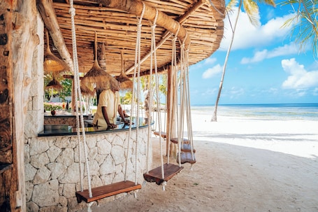 2 bares, bar junto a la piscina. The Residence Zanzibar