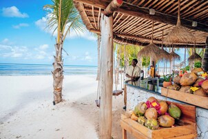 2 bares, bar junto a la piscina