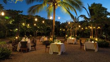 2 restaurants; breakfast, lunch and dinner served