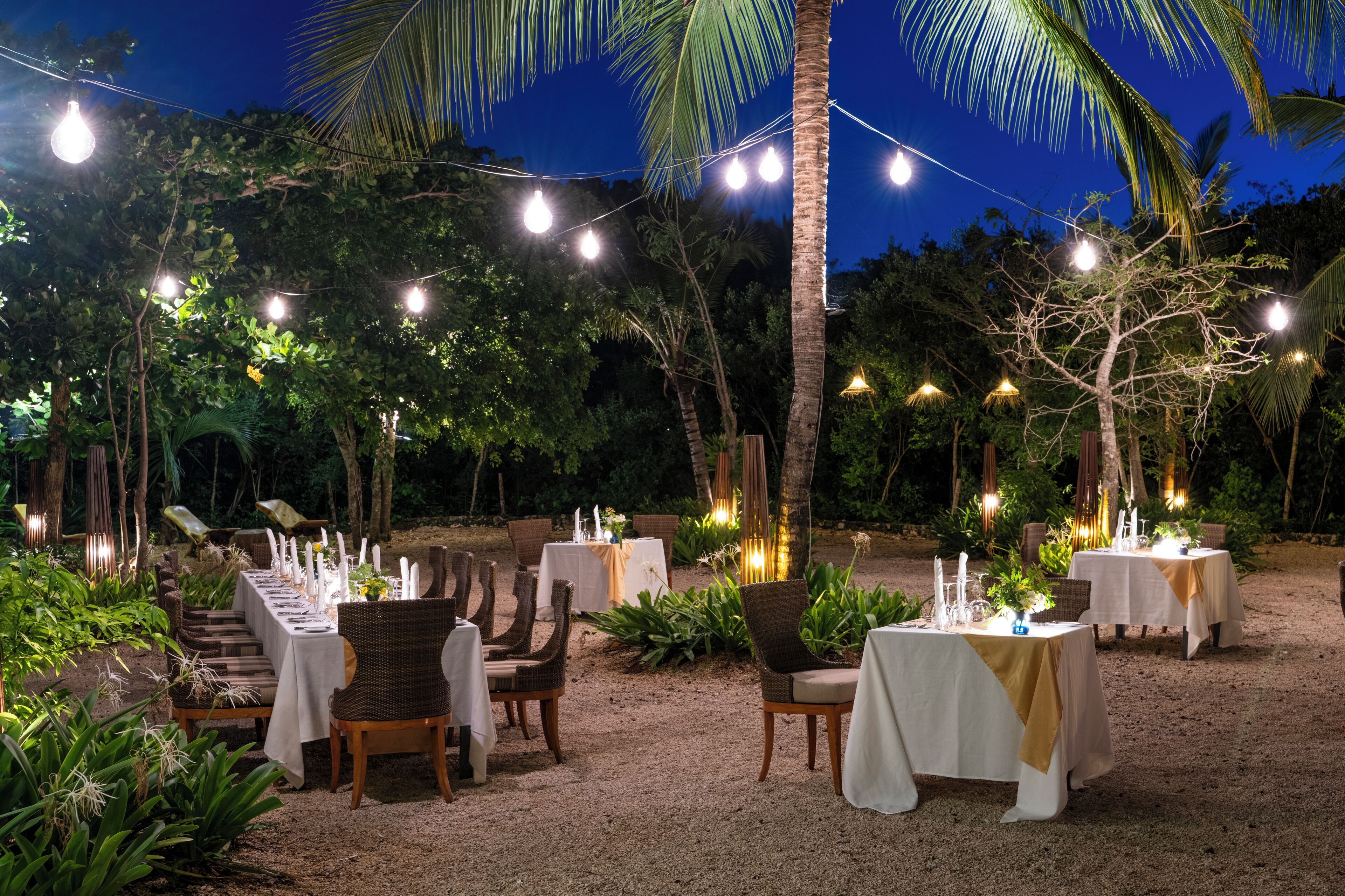 2 restaurants, breakfast served