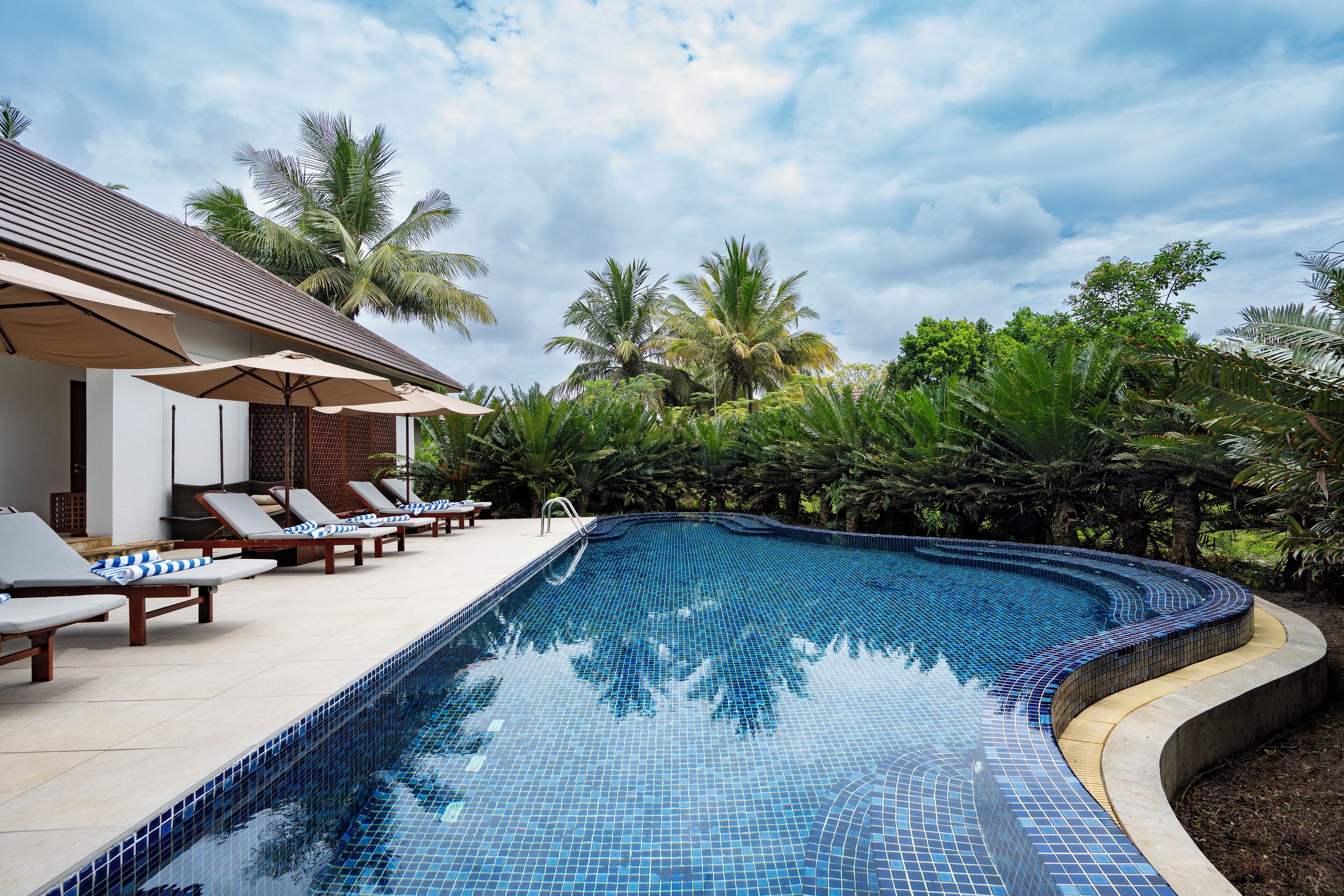 Outdoor pool, pool umbrellas, sun loungers