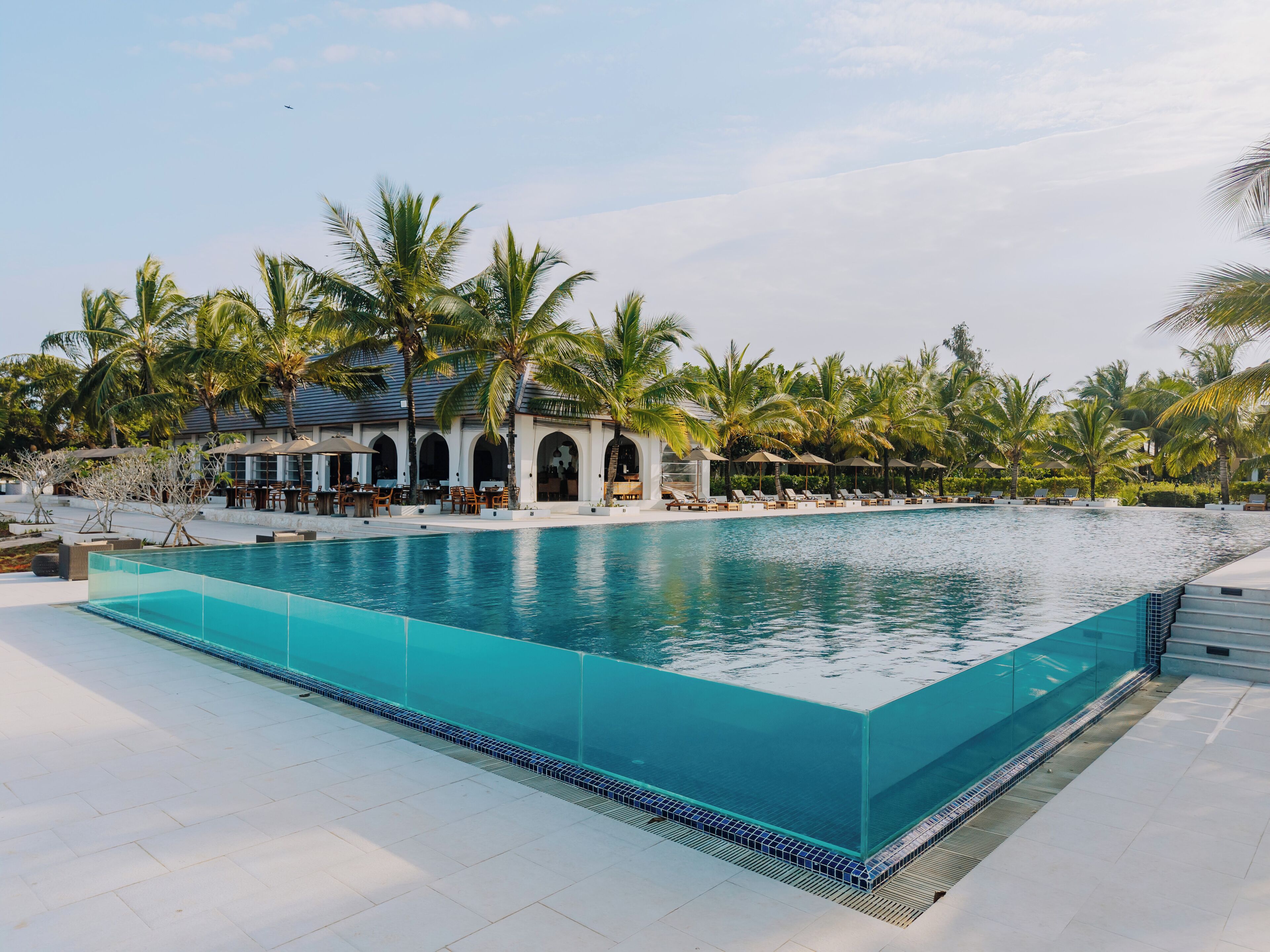 Alberca al aire libre, sombrillas en la alberca y camastros 