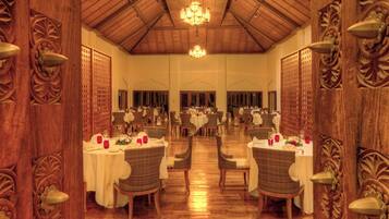 2 restaurants, breakfast served