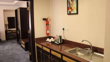 Fridge, coffee/tea maker