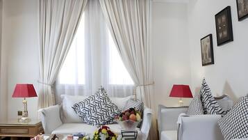 Living area | Flat-screen TV