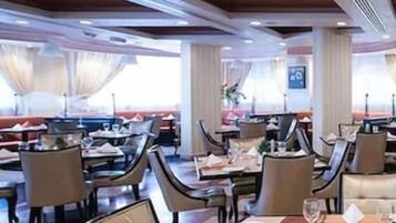 Serveert ontbijt, lunch en diner