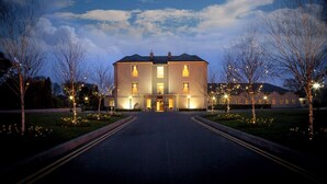 A large, two-story building with a symmetrical facade, a central entrance, and a well-maintained lawn. - County Arms Birr (Birr)