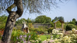 A garden with a wooden gazebo and a birdhouse. - County Arms Birr (Birr)