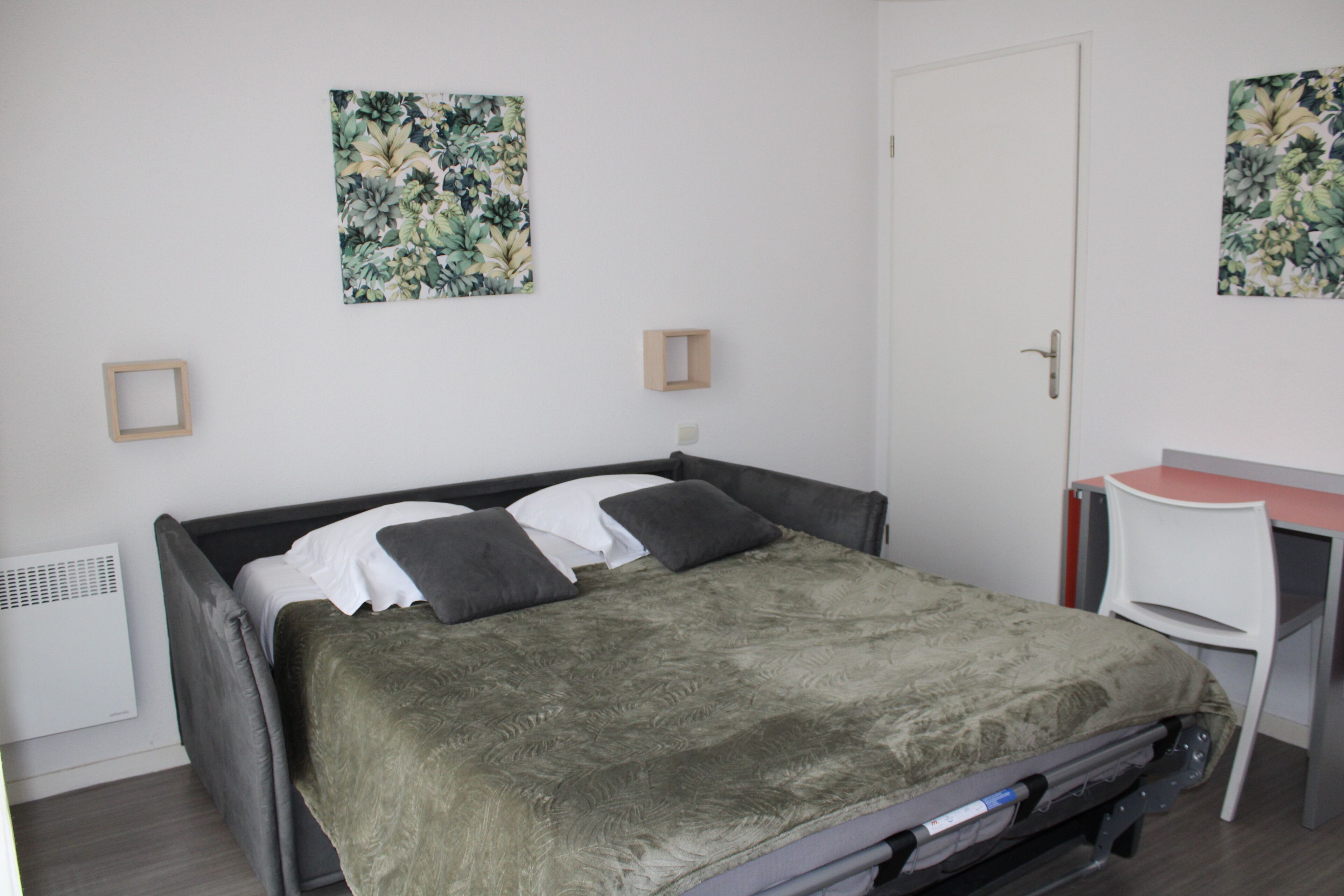 Studio, coin cuisine | 1 chambre, bureau, chambres insonorisées, fer et planche à repasser