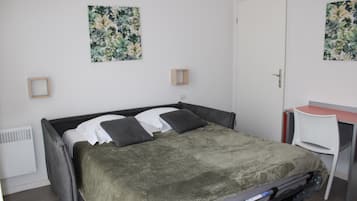 Studio, coin cuisine | 1 chambre, bureau, chambres insonorisées, fer et planche à repasser