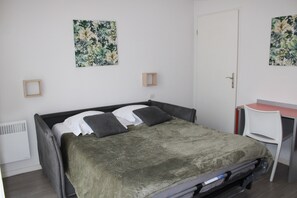 Studio, Kitchenette | 1 bedroom, desk, soundproofing, iron/ironing board - Résidence Citylodge du Campus (Niort)