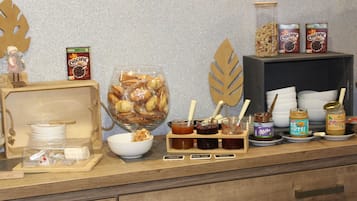 Colazione a buffet, servita tutte le mattine (11 EUR a persona)