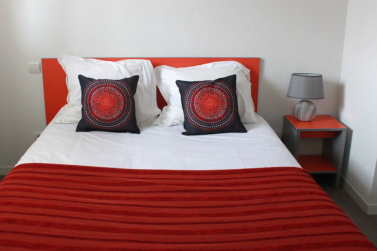Appartamento Comfort, 1 camera da letto, angolo cottura | 1 camera, una scrivania, insonorizzazione, ferro/asse da stiro