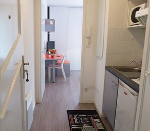 Studio, Kitchenette | Private kitchenette | Fridge, microwave, stovetop, electric kettle - Résidence Citylodge du Campus (Niort)