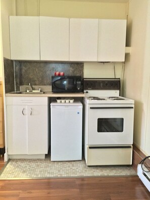 Private kitchen - Capri Motel (Winnipeg)