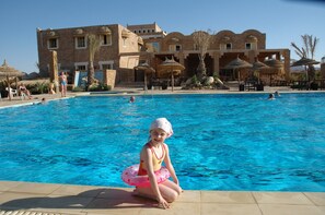 Outdoor pool, pool umbrellas - Hotel Dakyanus Tataouine (Ghomrassen)