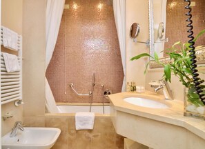 Habitación Deluxe con 1 cama doble o 2 individuales | Baño | Ducha, cabezal de ducha tipo lluvia, secador de pelo y zapatillas