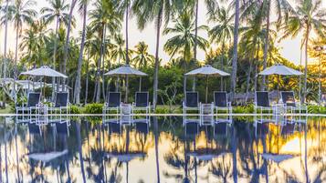 2 buitenzwembaden, ligstoelen bij het zwembad
