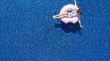 2 outdoor pools, sun loungers