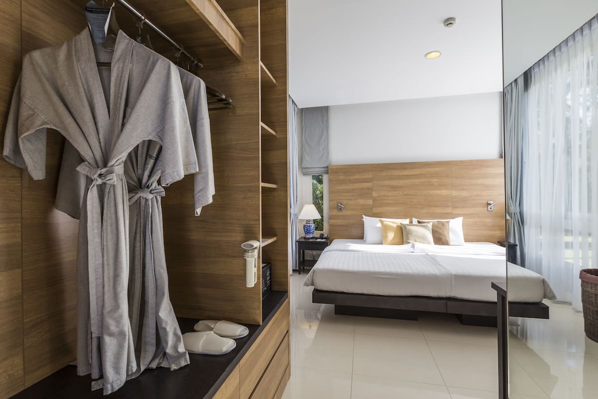 1 bedroom, in-room safe, desk, blackout curtains