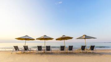 Plage privée, sable blanc, chaises longues, parasols