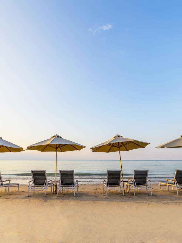 Plage privée, sable blanc, chaises longues, parasols