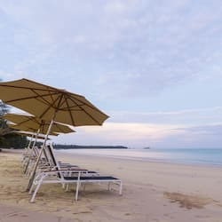 Plage privée, sable blanc, chaises longues, parasols