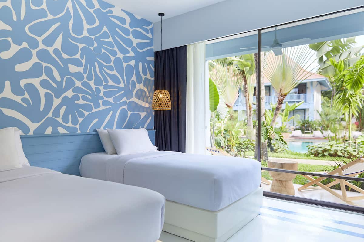 Deluxe Twin - Poolside | Biancheria da letto di alta qualità, minibar, una cassaforte in camera