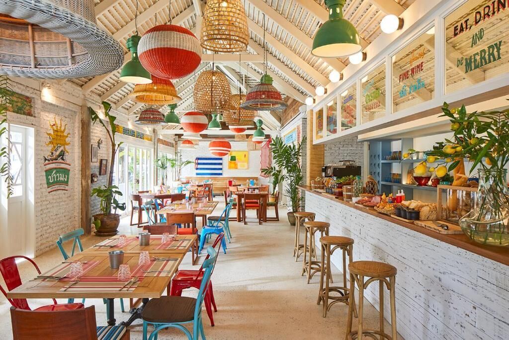 breakfast, lunch, dinner served; seafood, pool views