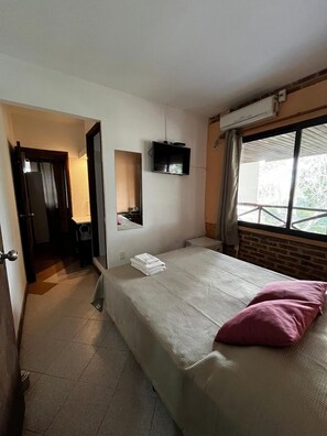 Estudio superior, 1 habitación, no fumadores, vistas al patio | 8 dormitorios, edredones de plumas, minibar y decoración individual
