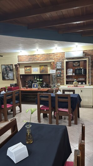 Televisión LCD de 28 pulgadas con canales premium, una televisión