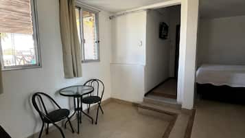 Studio – superior, 1 soverom, ikke-røyk, bakgårdsutsikt | 8 soverom, dundyner, minibar og individuelt dekorert