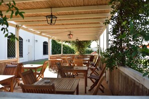 Indoor pool, seasonal outdoor pool, pool umbrellas, pool loungers - Masseria Macchia & Relais San Pio (Pisticci)