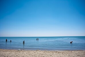 Plage privée, service de navette pour la plage (gratuit), chaise longue