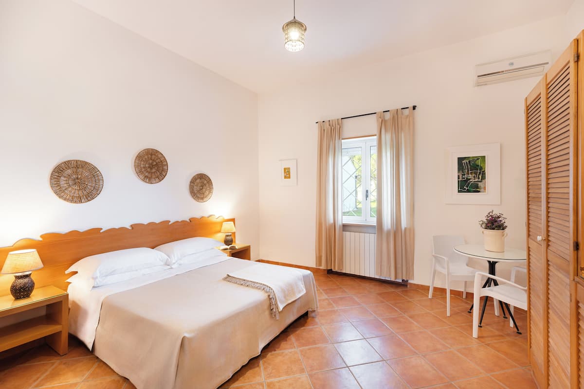 Chambre Double Classique | Coffres-forts dans les chambres, draps fournis