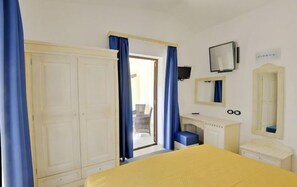 Classic Double or Twin Room | Minibar, in-room safe, cribs/infant beds, free WiFi