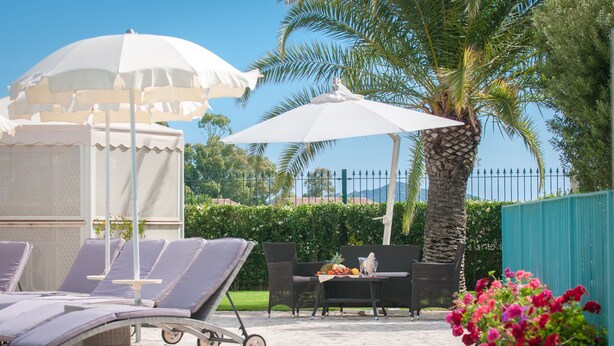 Piscine extérieure (ouverte en saison), parasols de plage