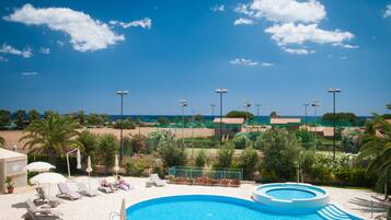 Außenpool (je nach Saison geöffnet), Sonnenschirme, Liegestühle