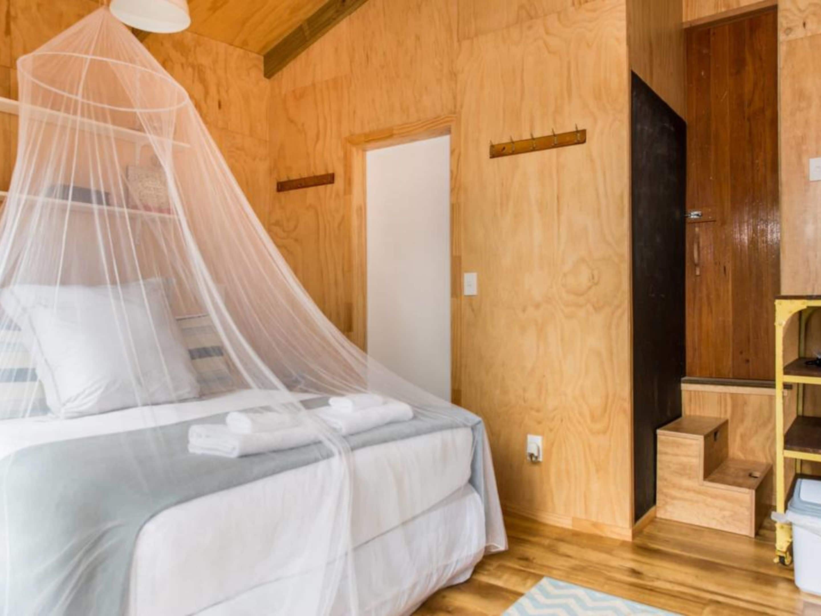 Driftwood Bungalow | Desk, free WiFi, bed sheets