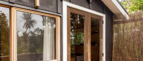 Standaard kamer | Een bureau, gratis wifi, beddengoed