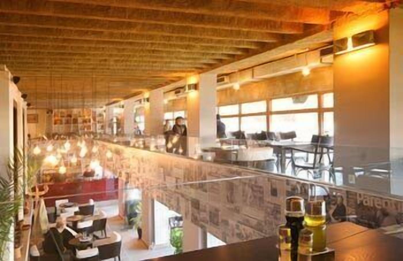 breakfast, lunch, dinner served; fusion cuisine