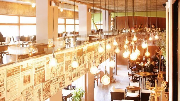 Phục vụ bữa sáng, bữa trưa và bữa tối 