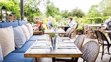 朝食、ディナー、ブランチに営業 (地中海料理、ガーデン ビュー)