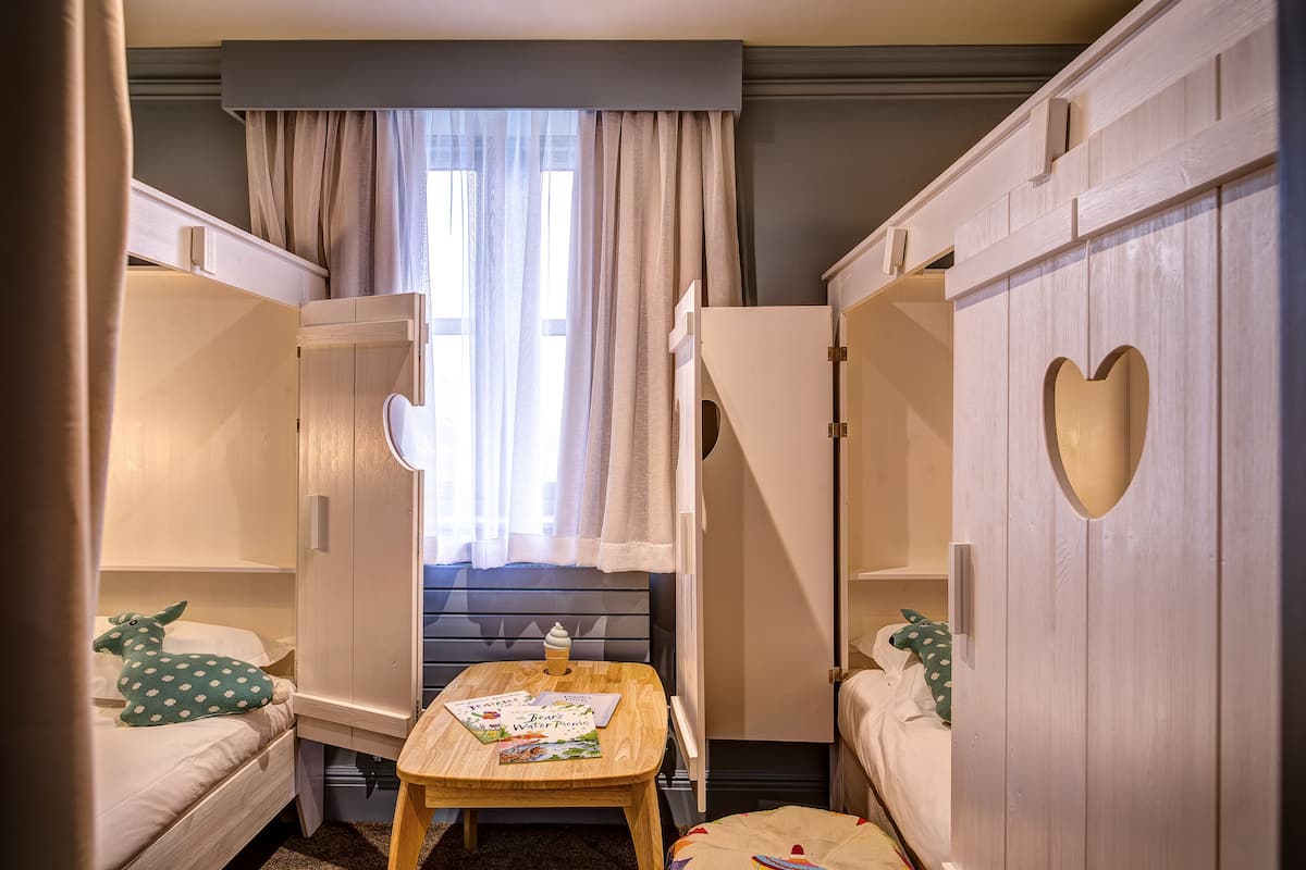 clocktower family suite | children’s theme room