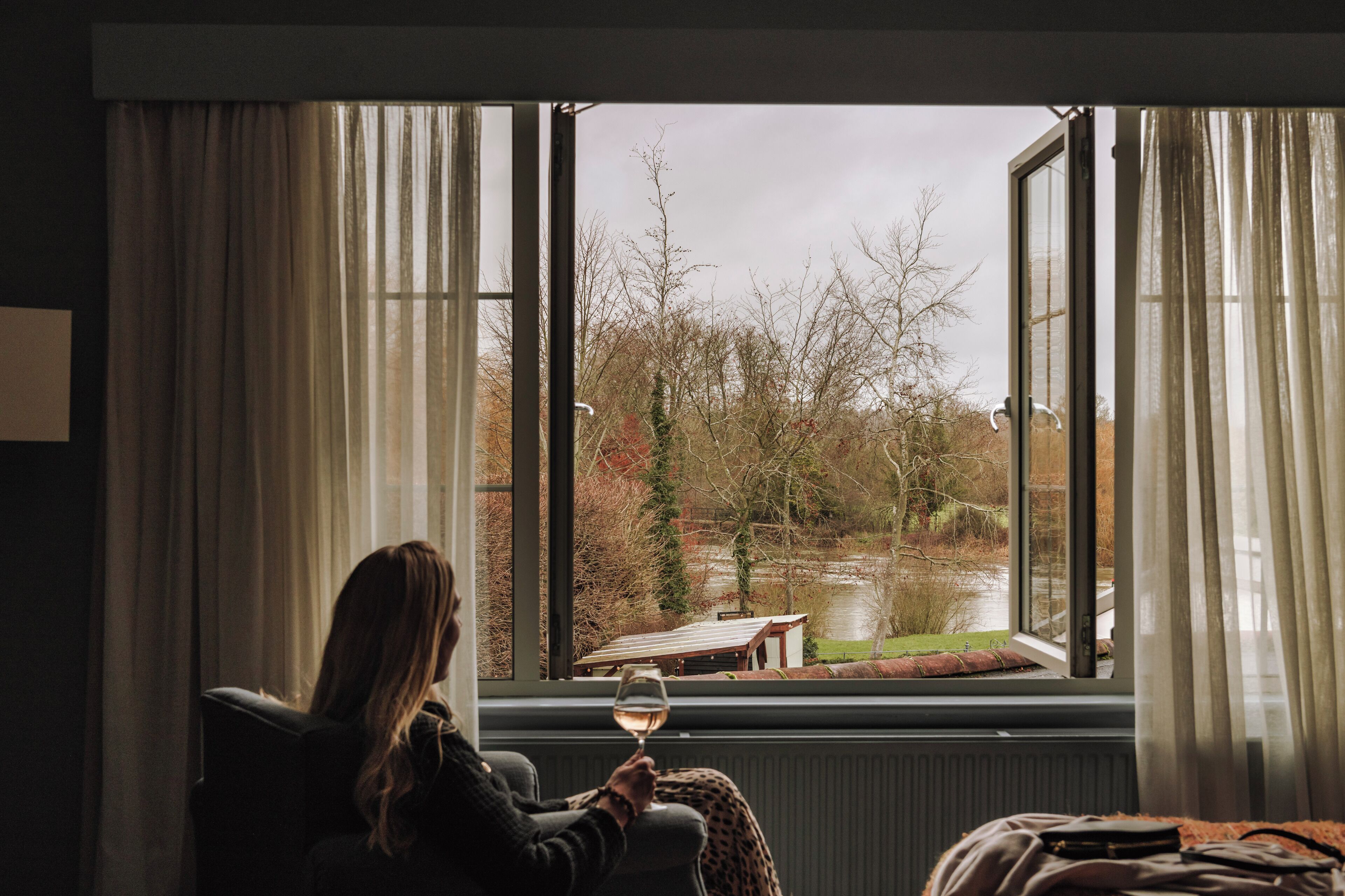 Biggy Riverside Double Room | Allergitestet sengetøy, minibarvarer (inkludert) og safe på rommet