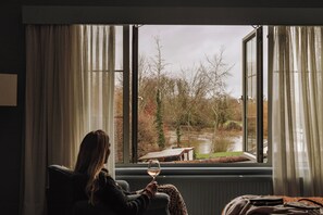 Biggy Riverside Double Room | Hypo-allergenic bedding, free minibar items, in-room safe, desk - The Great House, Sonning, Berkshire (Reading)